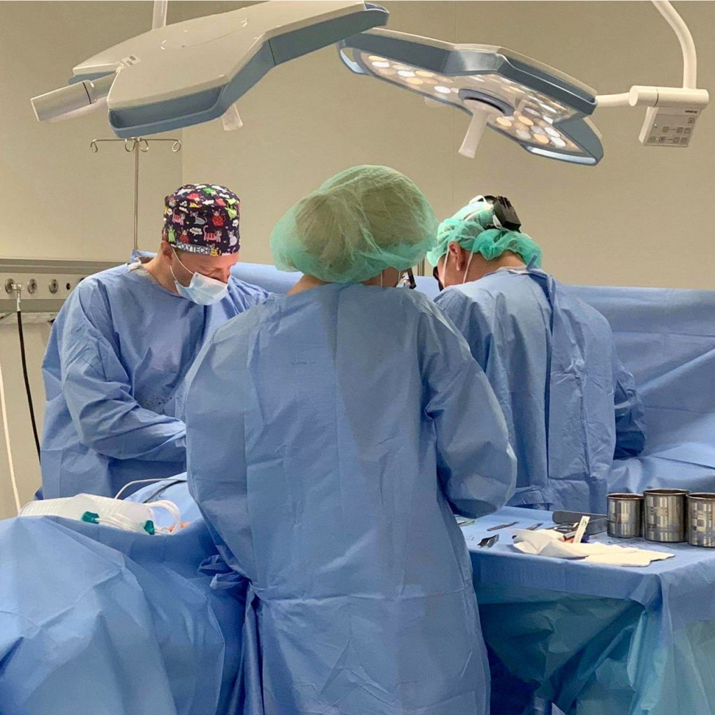 Operuoja plastikos chirurgas dr. R. Bagdonas
